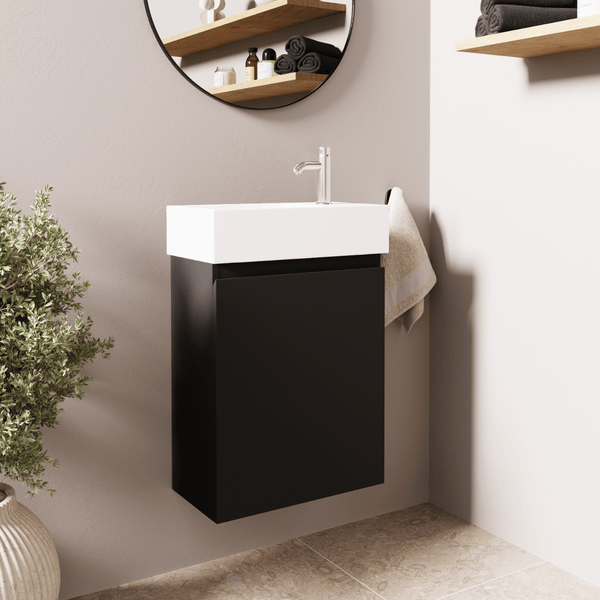 Wandhängender Waschtischunterschrank mit Keramikwaschbecken in einem modernen Badezimmer mit Holzregalen und Spiegel.