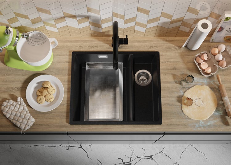 Küchenspüle mit Armatur, Spülbecken und verschiedenen Küchenutensilien auf einer Arbeitsplatte