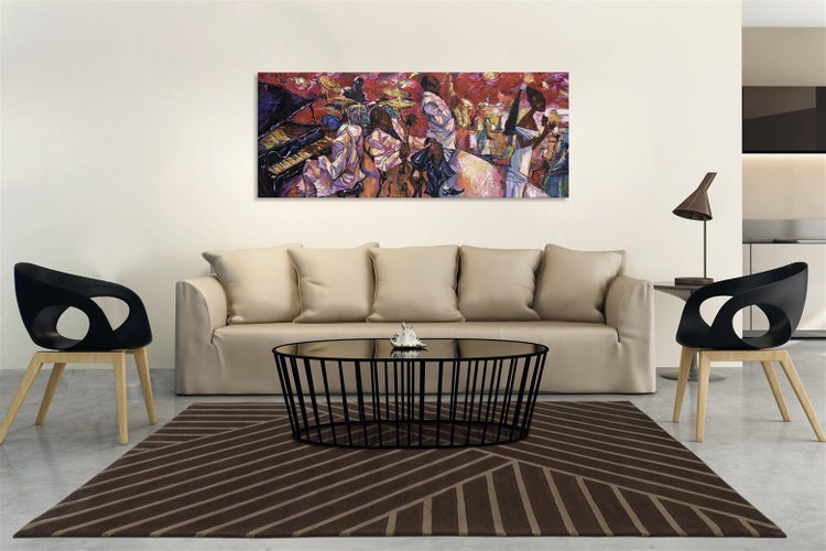 Großes farbenfrohes Leinwandbild mit Jazzband-Motiv über einem beigen Sofa in einem modernen Wohnzimmer mit schwarzen Stühlen und braunem Teppich.