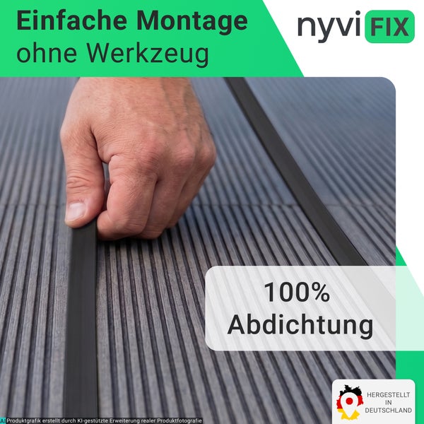 Hand drückt Dichtungsprofil in die Fuge einer Terrassendiele für werkzeuglose Montage, hundertprozentige Abdichtung, Nyvi Fix Logo, Made in Germany.
