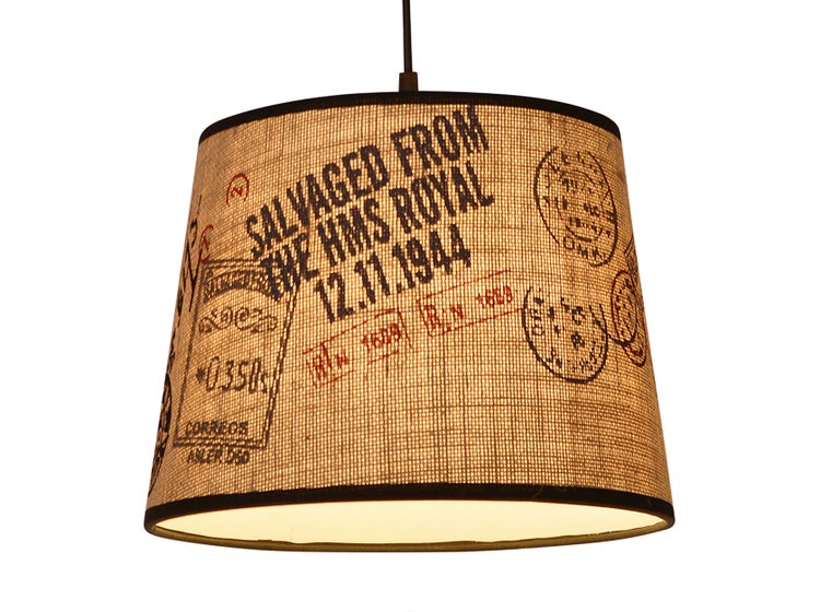 Hängelampe mit Aufdruck von Stempeln und Texten