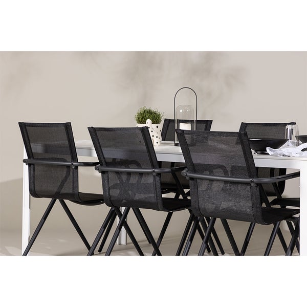 Gartentisch mit mehreren Gartenstühlen