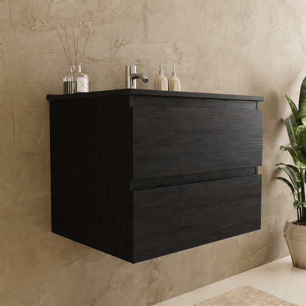 Hängender Waschtischunterschrank in dunkler Holzoptik mit zwei Schubladen, montiert an einer beige strukturierten Wand mit Armatur und Deko.