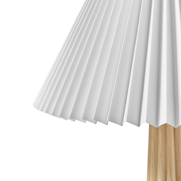 Tischleuchte mit weißem Plissee-Schirm und Holzfuß