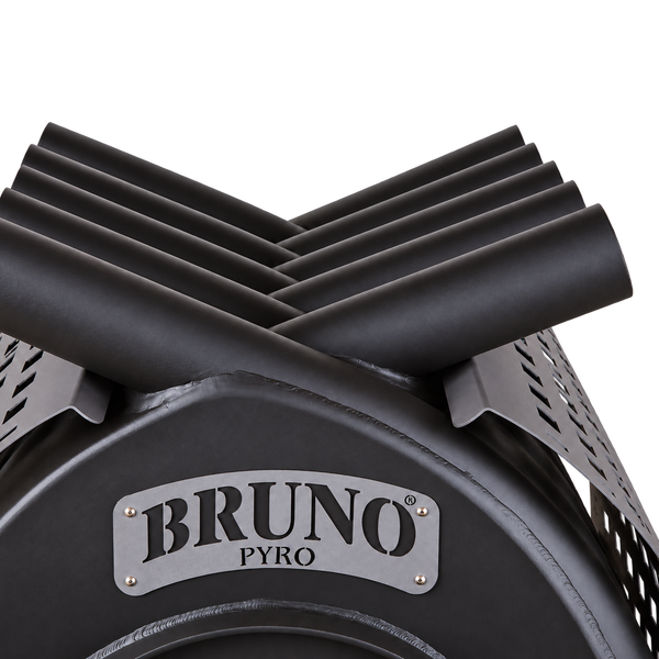 Detailansicht eines Bruno Pyro Holzofens mit markanten Konvektionsrohren und Metallschild mit Logo