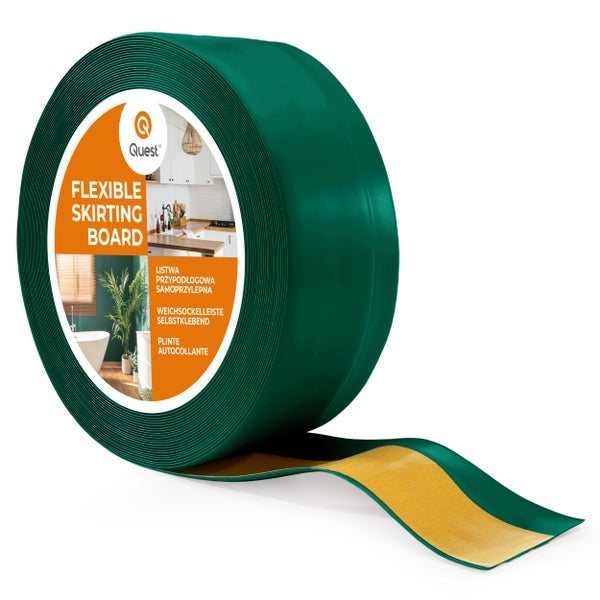 Eine Rolle selbstklebende, flexible Weichsockelleiste von Quest zur Bodenverlegung.