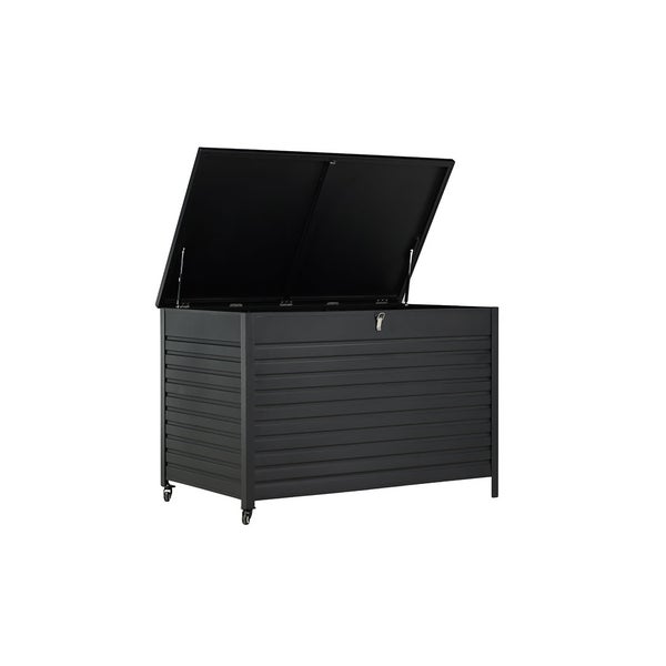 Metall-Gartenbox mit offenem Deckel, Lamellendesign und Rollen.