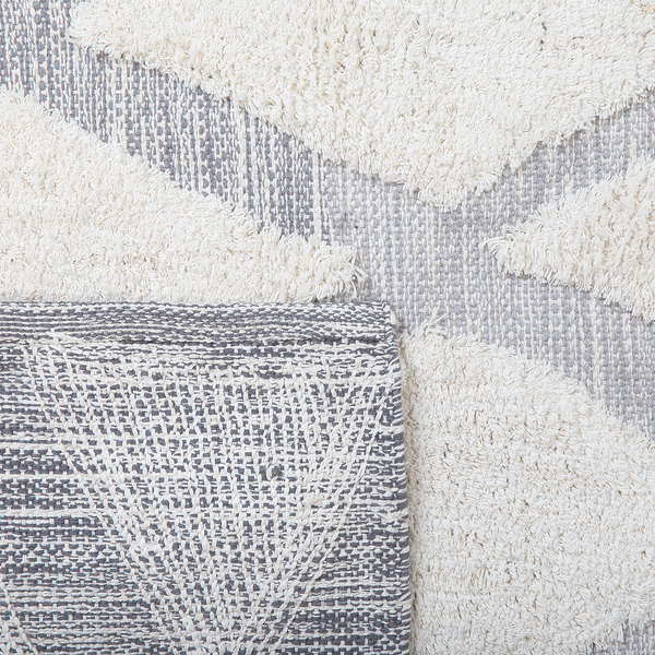 Nahaufnahme eines Teppichs mit geometrischem Muster