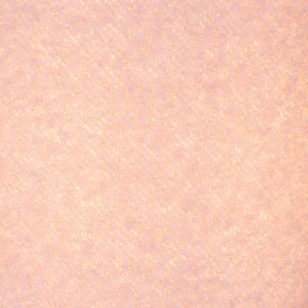 Wohnzimmer Szene mit Sofa, Kissen, Beistelltischen und Lampe