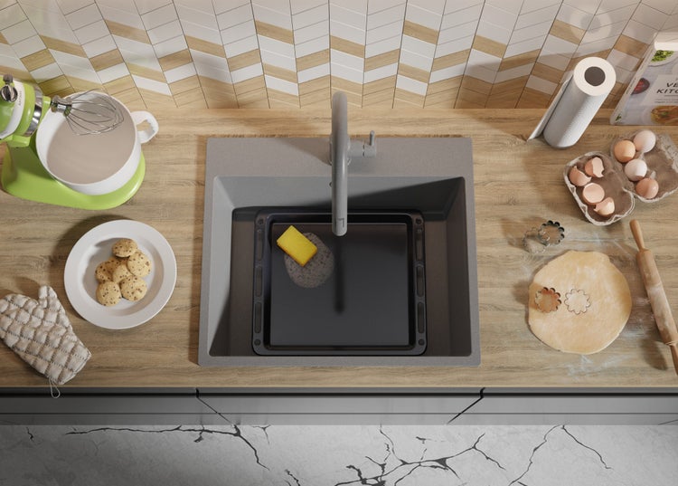 Küchenszene mit Spüle, Küchenutensilien und Zutaten zum Backen von Keksen