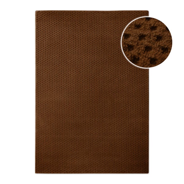 Rechteckiger brauner Teppich mit strukturierter Oberfläche und Detailansicht der weichen Textur.