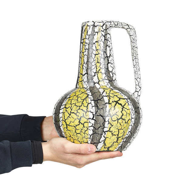 Person hält eine Dekorative Vase mit Griff