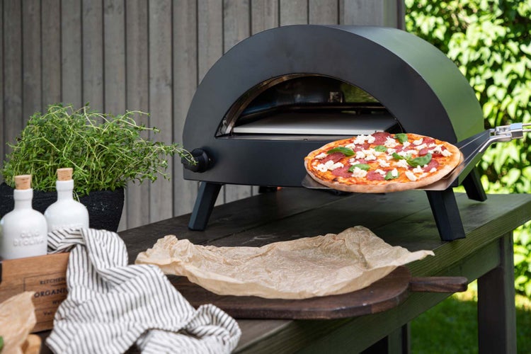 Schwarzer Pizzaofen mit Steinplatte und Temperaturregler