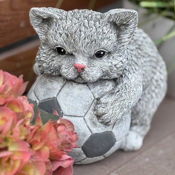 Dekorative Gartenfigur Katzenjunges mit Fußball aus Kunststein für den Außenbereich
