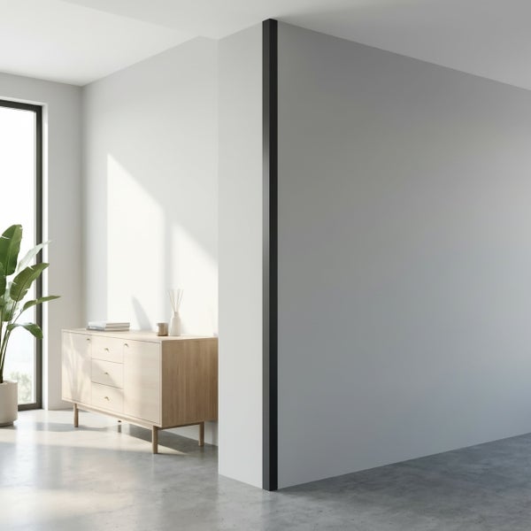 Moderne Raumgestaltung mit einer Wandleiste als Eckschutzprofil an einer Wand in einem hellen, minimalistisch eingerichteten Raum mit Holzkommode.