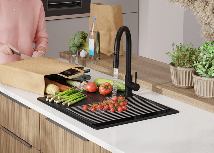 Spüle mit Abtropfgestell und Gemüse in einer modernen Küche