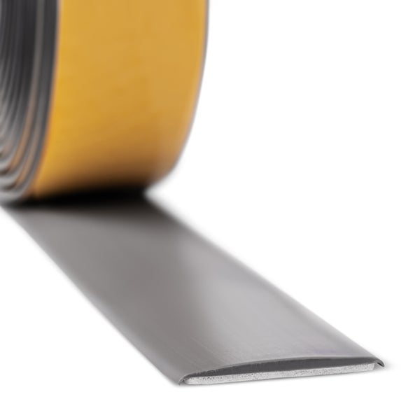 Graues Dichtungsband auf Rolle mit Klebefläche