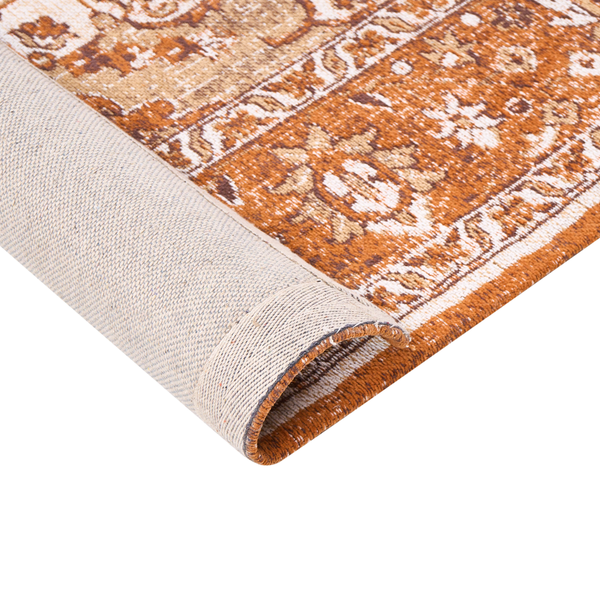 Gerollter Teppich mit orientalischem Muster