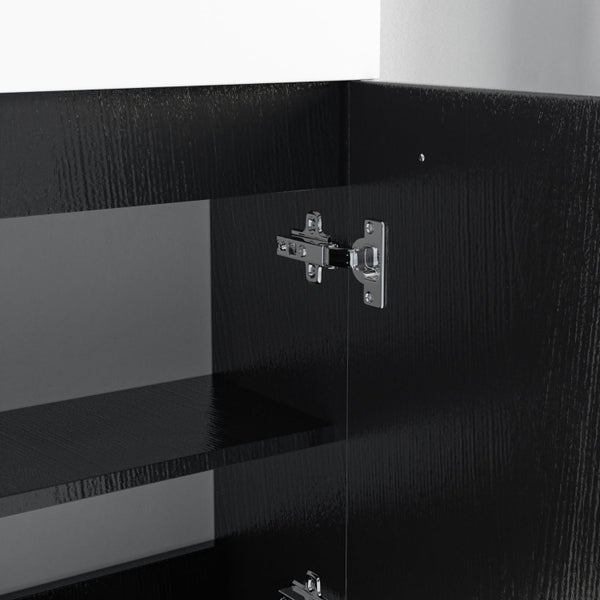 Detailansicht eines geöffneten Badezimmerschranks mit Holzmusterung und Metallscharnier.