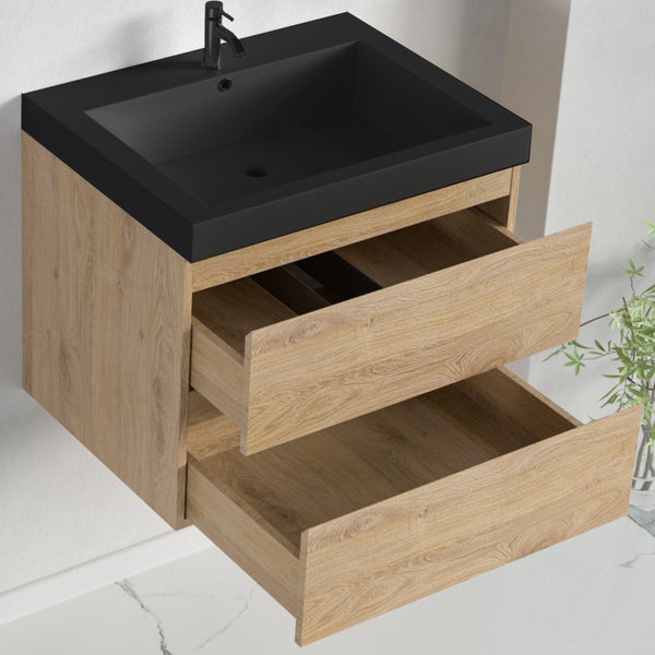 Wandhängender Bad-Unterschrank mit mattschwarzem Waschbecken, Armatur und zwei geöffneten Schubladen in heller Eichenoptik.