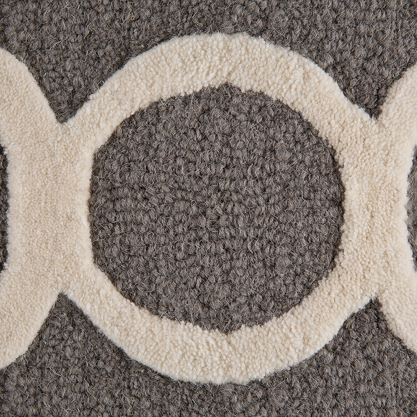 Detailaufnahme eines Teppichs mit Kreis-Muster