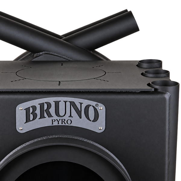 Detailansicht eines Bruno Pyro Kaminofen aus Metall mit Typenschild und Konvektionsrohren