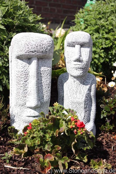 Zwei Gartenfiguren in Form von Osterinsel Statuen aus Stein für die Gartendekoration.