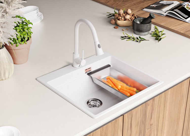 Spüle mit Abtropffläche und Küchenarmatur auf einer Arbeitsplatte