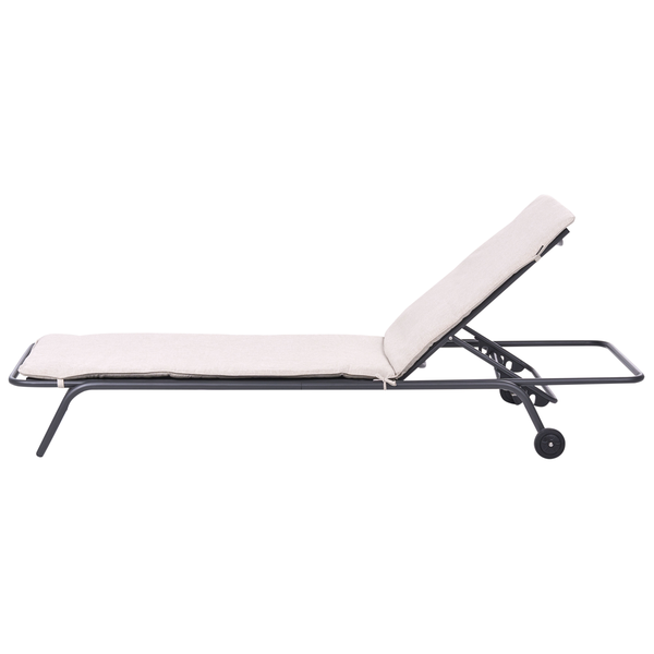 Szene mit einer Liege, einem Beistelltisch und einem erfrischenden Getränk am Pool, die eine entspannte Atmosphäre vermittelt.