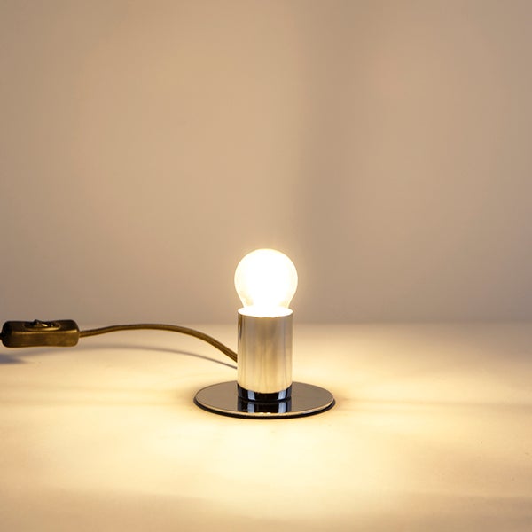 Tischleuchte mit eingeschalteter Glühbirne