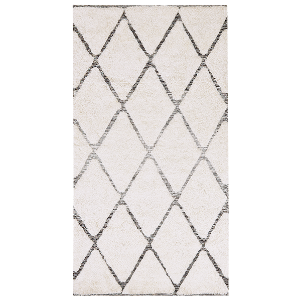 Hochflor-Teppich mit Rautenmuster in Weiß und Schwarz.