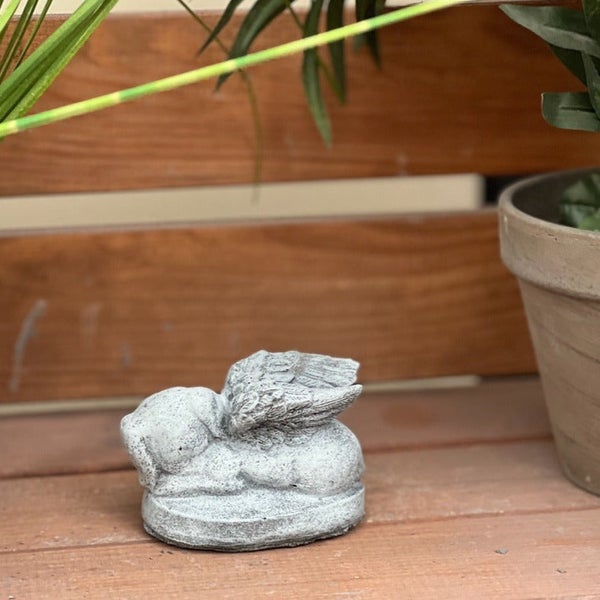 Steinfigur schlafender Hund mit Engelsflügeln als Grabschmuck oder Gartendeko