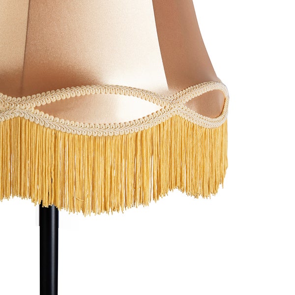 Detail einer Stehlampe mit Lampenschirm und Fransen