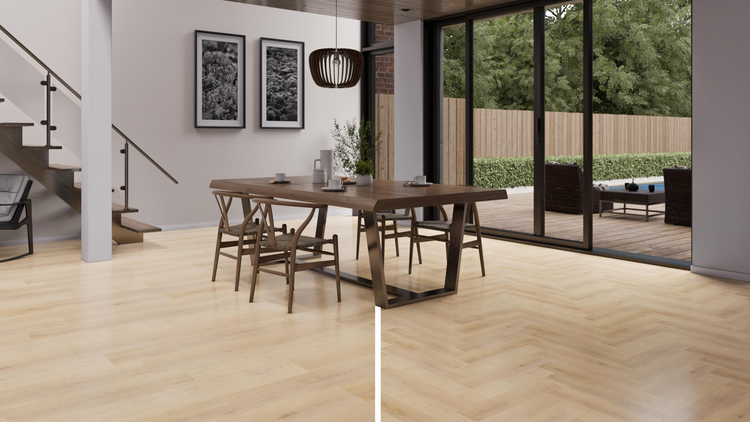 Heller Wohnraum mit Holzboden in Fischgrätmuster, Esstisch und Blick auf die Terrasse