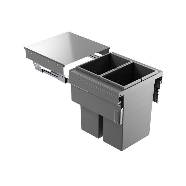 Ausziehbares Abfalltrennsystem mit zwei grauen Eimern und Metallablage für Küchenunterschränke.