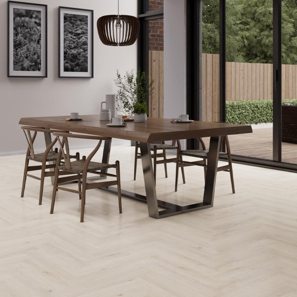 Esszimmer mit Esstisch, Stühlen und Dekoration