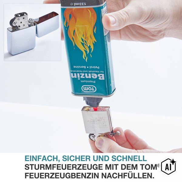 Eine Person befüllt ein Sturmfeuerzeug mit Tom Premium Feuerzeugbenzin aus einer Metallflasche.