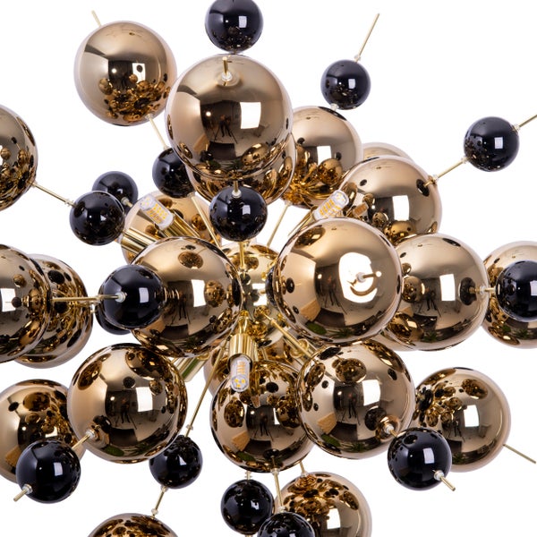 Moderne Hängeleuchte mit goldenen und schwarzen Kugeln