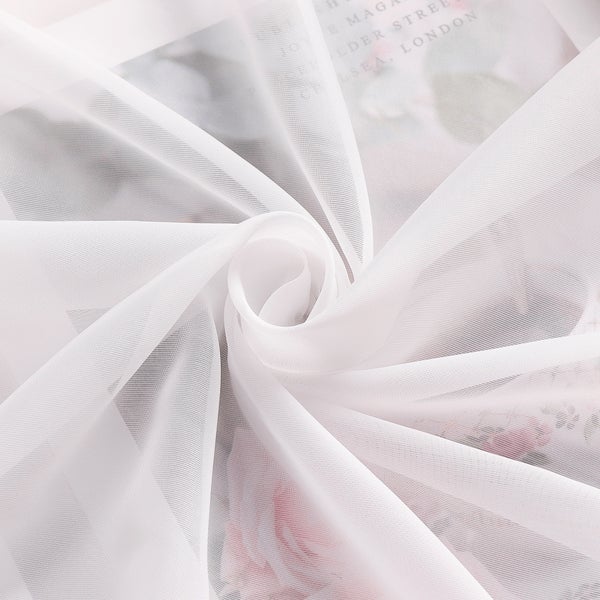 Detailaufnahme von weißem Voile Stoff