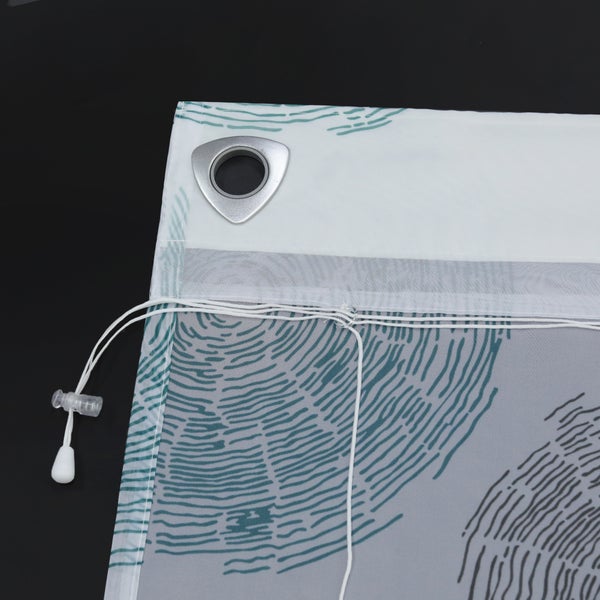 Detailansicht eines Rollos mit Ösenaufhängung und Zugschnur