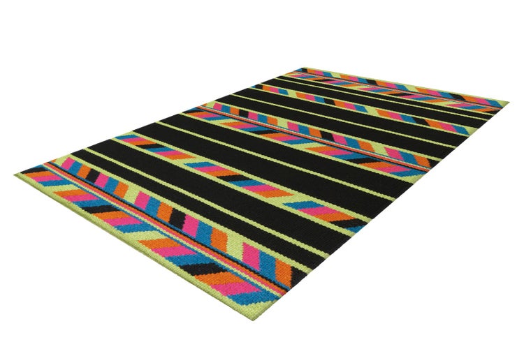 Rechteckiger Teppich mit schwarzem Grund und bunten Streifen in Zickzack-Musterung.