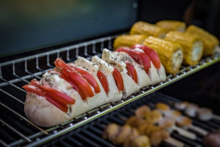 Grillfürst S330G 3-Brenner Gasgrill mit Seitenkocher und Gusseisen Rost