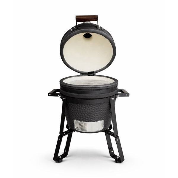 Keramikgrill mit offenem Deckel auf einem Metallgestell