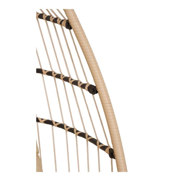 Detailansicht eines Rattan-Sessels mit geflochtener Sitzfläche