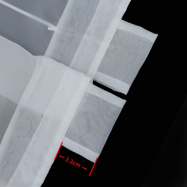 Detailansicht einer weißen Flächengardine mit 3,3 cm Saum