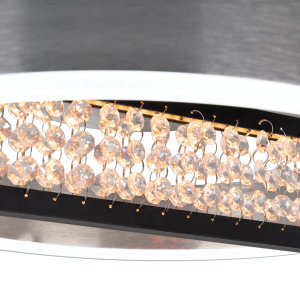 Nahaufnahme einer Deckenleuchte mit Kristallanhängern