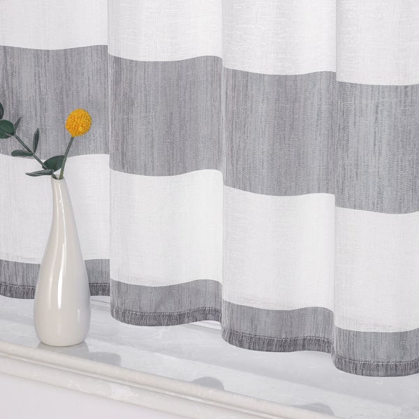 Dekoschals mit Streifenmuster neben einer Vase