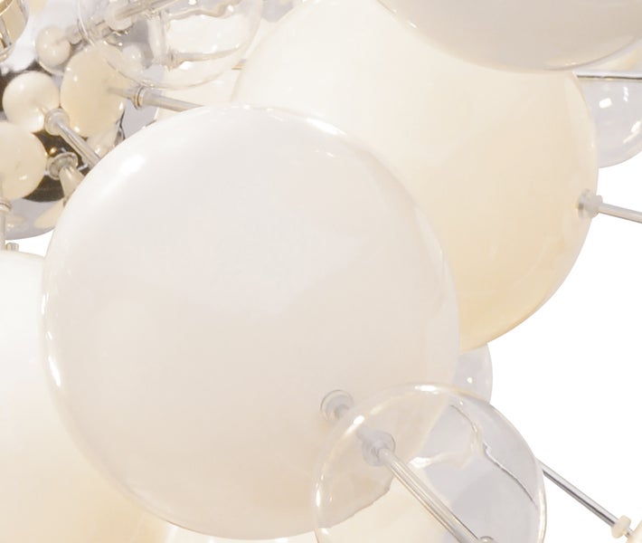 Nahaufnahme einer Lampe mit weißen und transparenten Kugeln