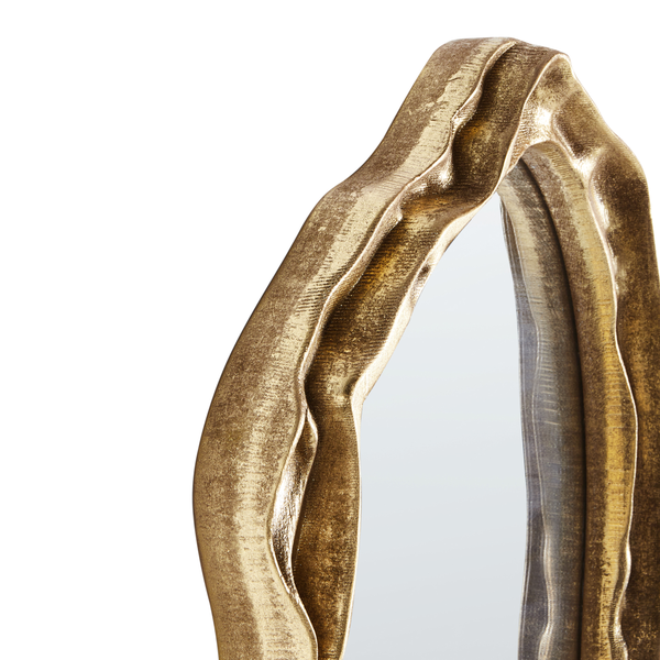 Detailaufnahme eines Wandspiegels mit einem strukturierten, wellenförmigen goldenen Rahmen.