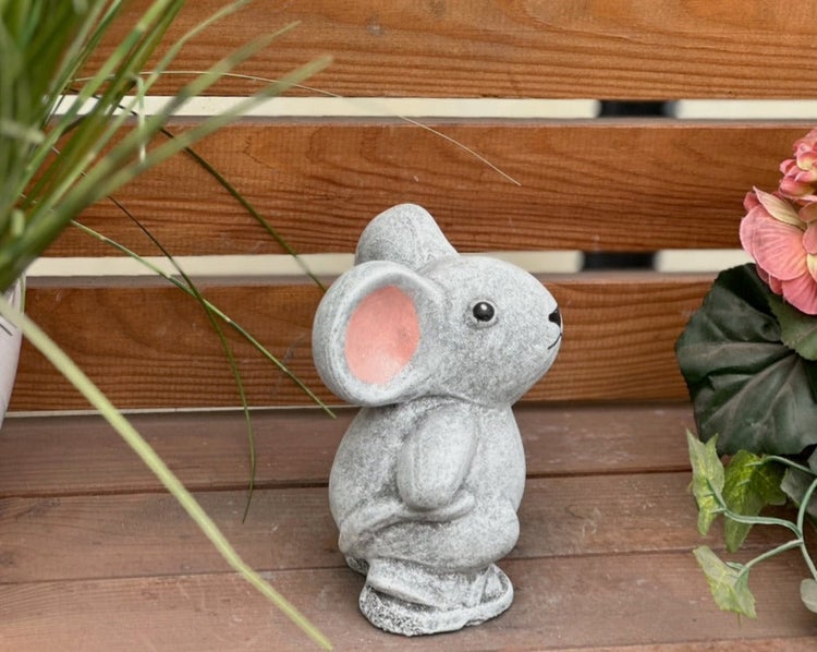 Gartenfigur in Form einer Maus aus wetterfestem Kunststein, dekorative Steinfigur für den Garten.